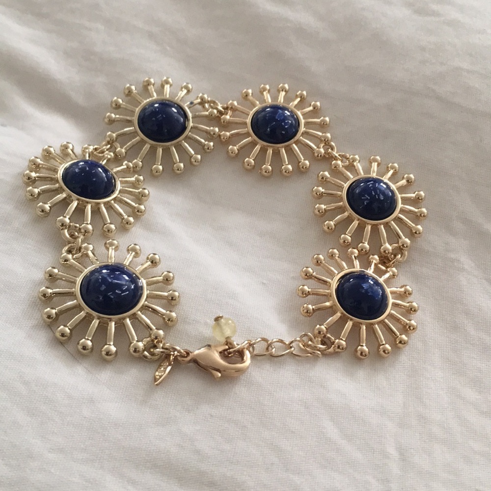 ✨Avon Gold colored sunburst clasp bracelet ✨